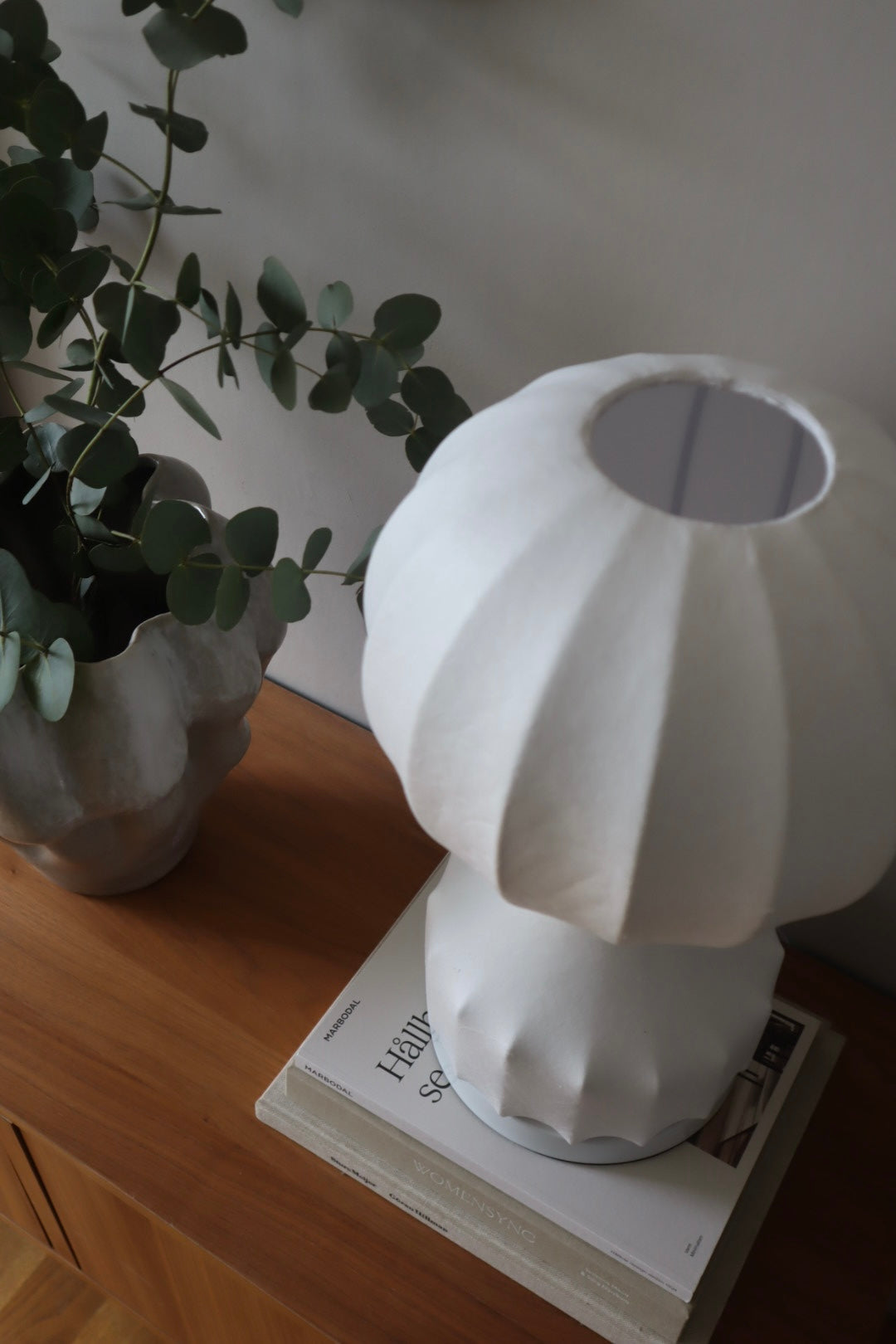 Bordslampa i Luftballongdesign – Unik Vit och Pastell Belysning för Hemmet, 30 cm Hög, Flexibel Användning 6