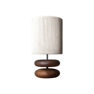 Skulptural Bordslampa i Mörkt Trä med Ribbad Textilskärm – Mjuk Belysning för Elegant Inredning 0